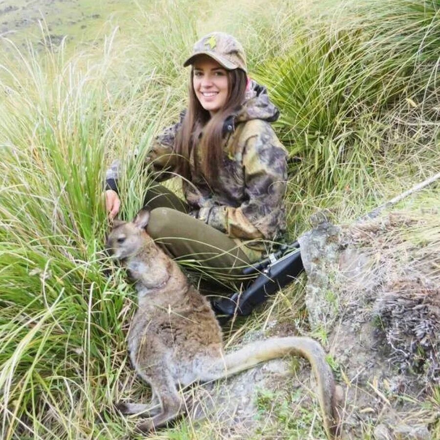 Любит охоту и рыбалку. Охотник с собакой. Девушки на охоте. Охотник с собакой. Собака охотничья.