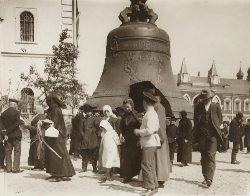 В 1913 году был открыт. 25 ноября 1735 года отлит царь-колокол. российская империя 1913. москва 1913 год.