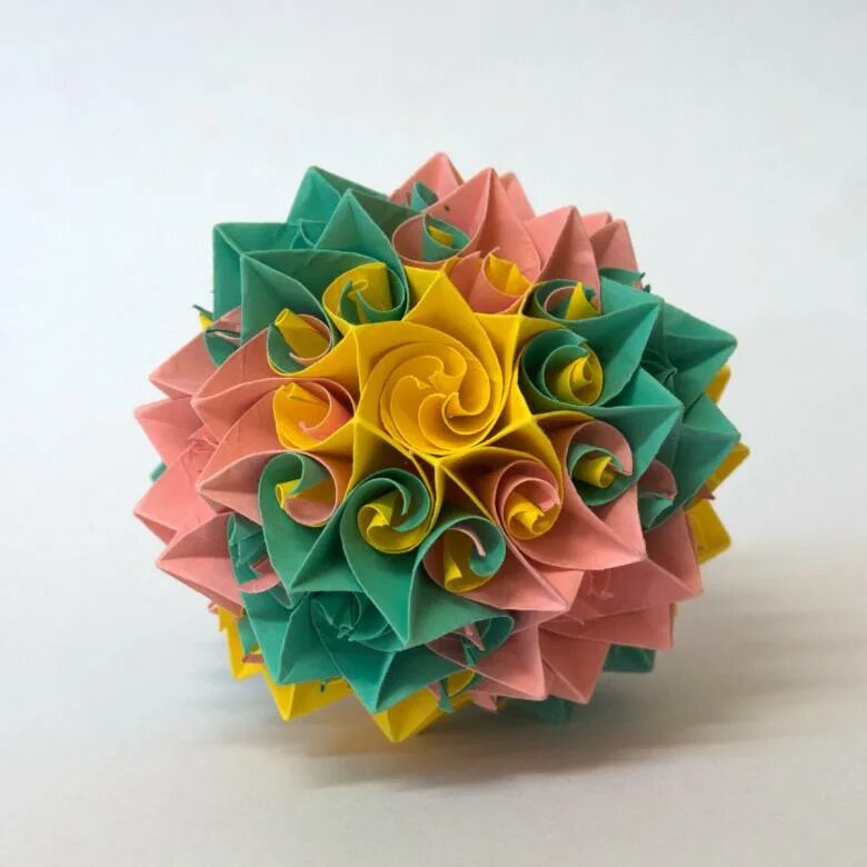 Кусудама фото. Кусудама. Кусудама цветок. Кусудамы оригами. Букет из бумажных звездочек.