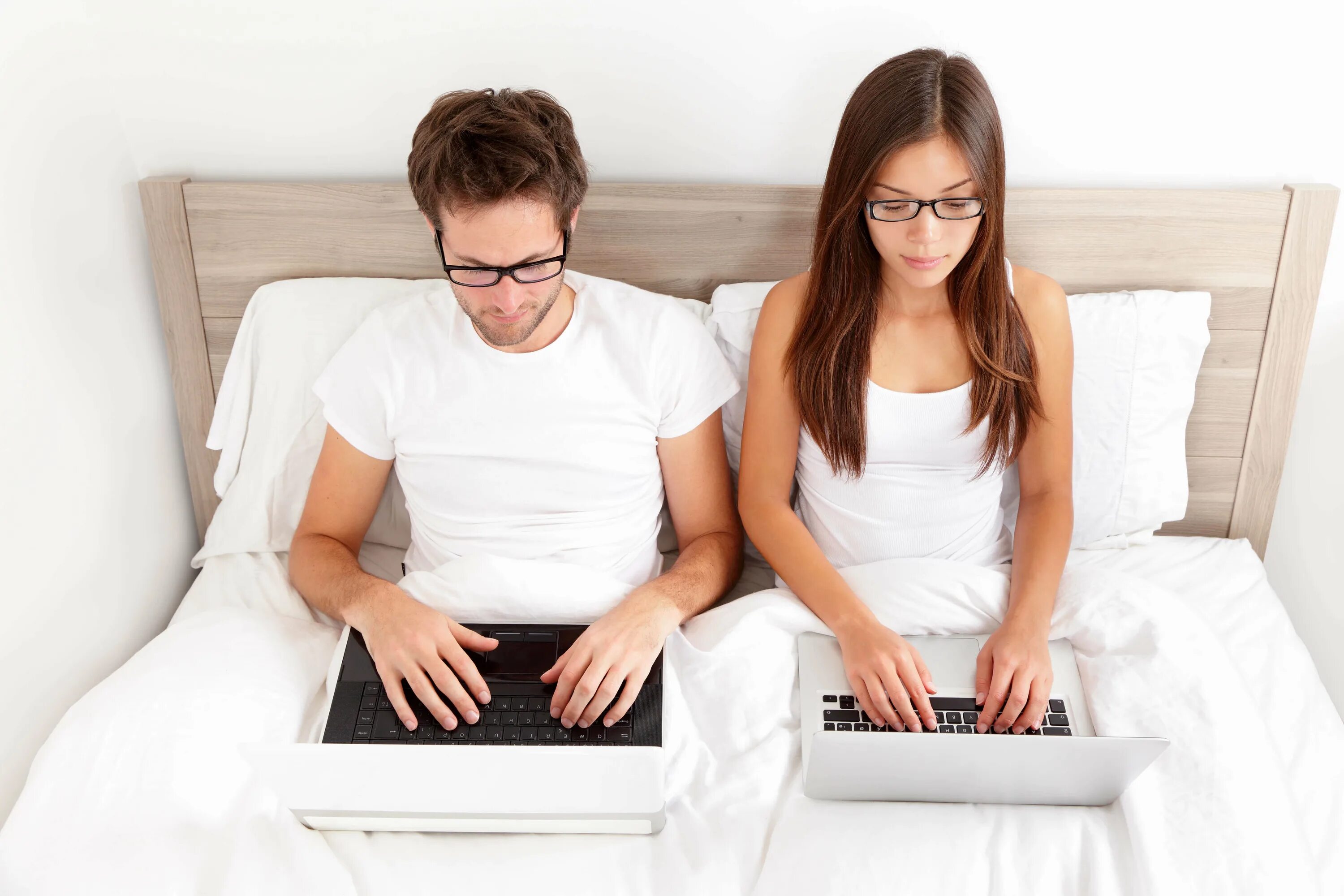 Pleasure up. Мужчина и женщина за компьютером. Мужчина с ноутбуком в кровати. Мужчина женщина ноутбук. Парень за ноутбуком на кровати.