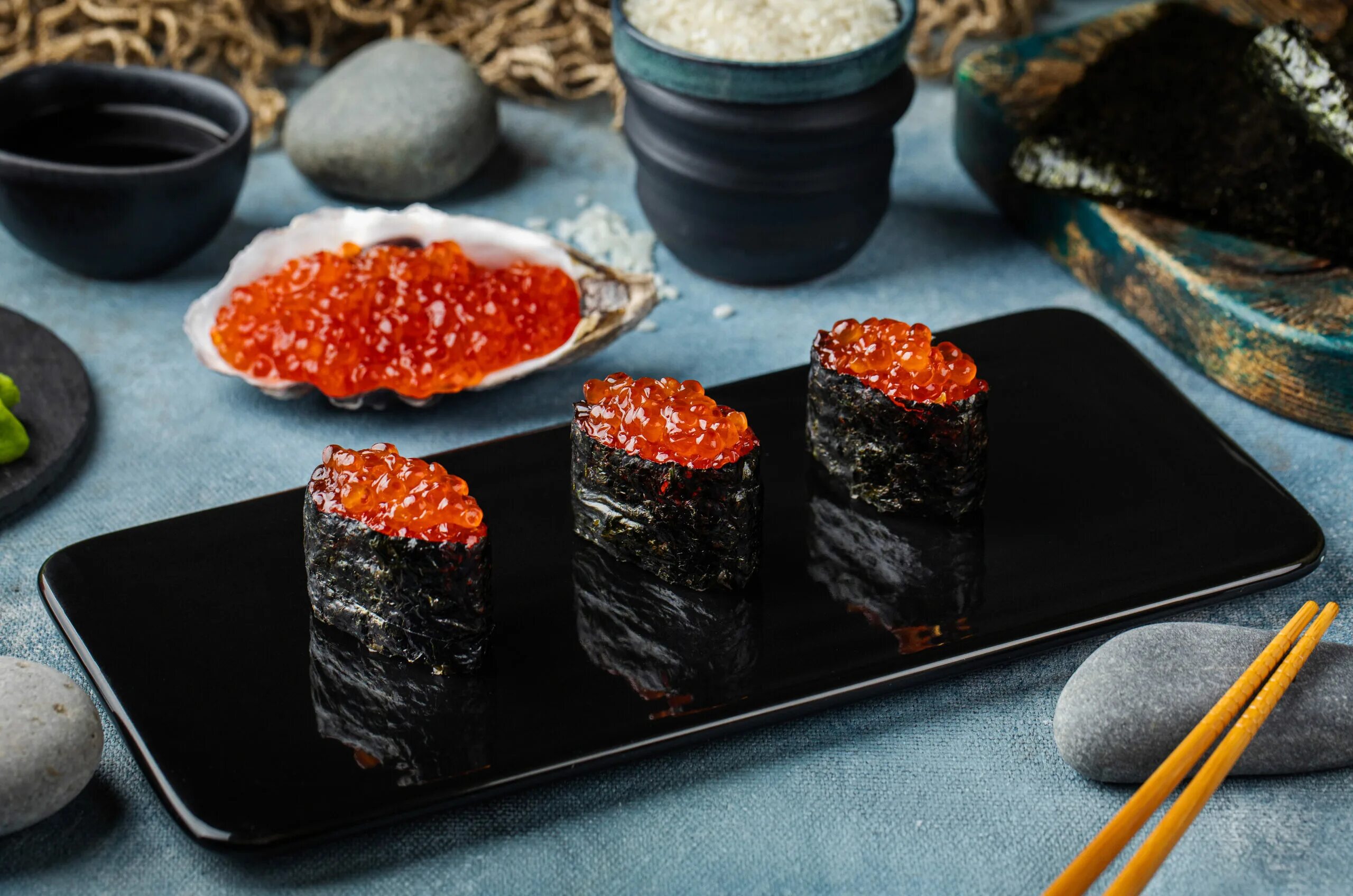 Как сделать икру для роллов. Роллы с красной икрой. Суши с красной икрой. Как сделать икру для роллов. Суши с красной икрой.