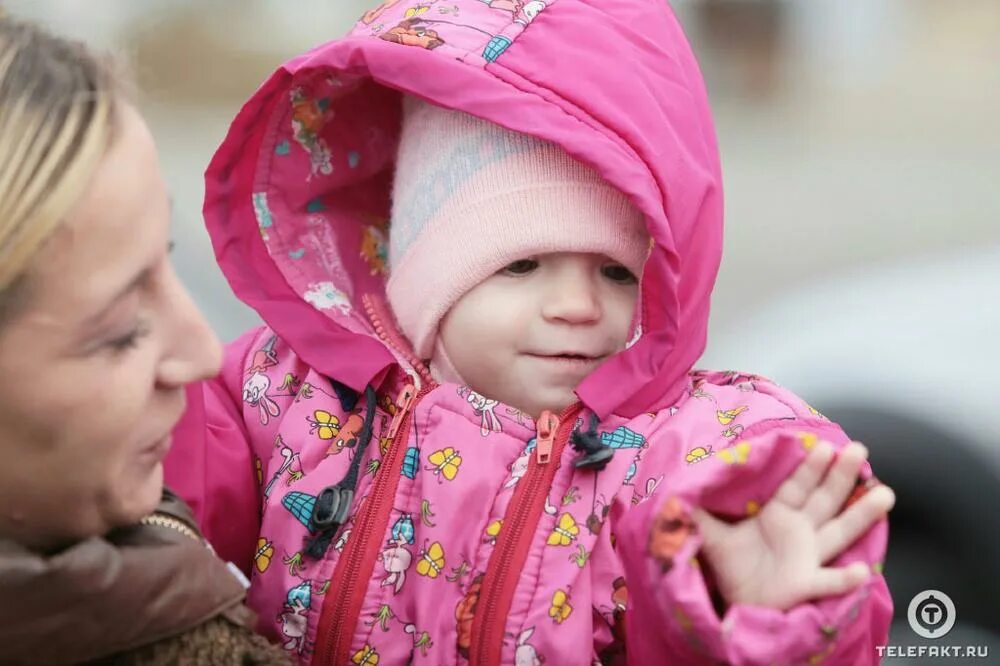 Девочку передали маме. Девочку передали маме. Дочь дарит маме цветы. Улыбка мамы. День матери.