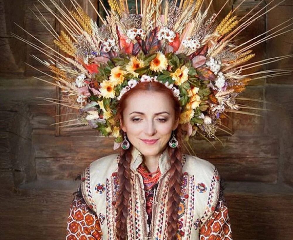 Венок из колосьев. Девушка в венке. Венок из колосьев на голову. Украинский национальный костюм.