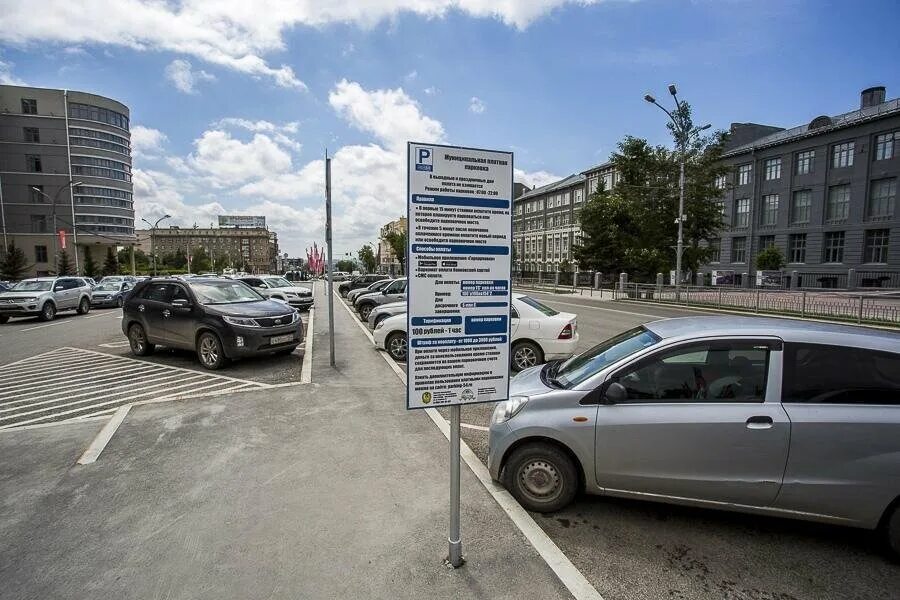 Платная стоянка кемерово. Охраняемая стоянка платная. Парковка на набережной. Машины кемерово. Филармония кемерово стоянка автомобилей.