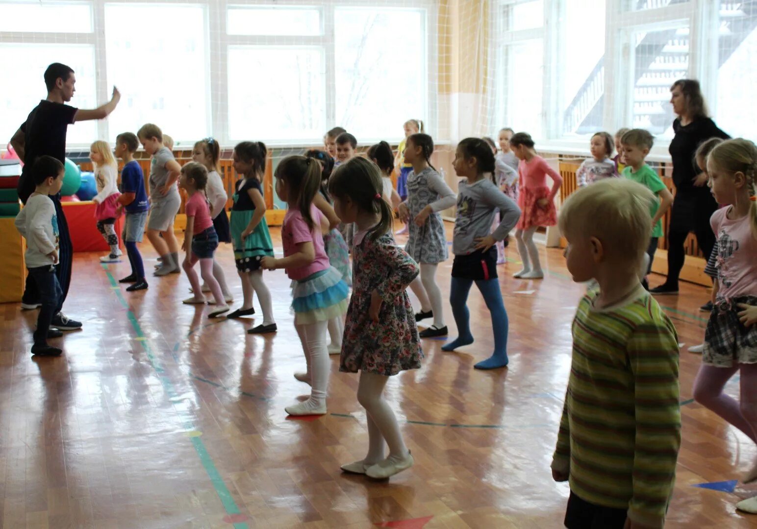 Утренняя зарядка без музыки. Гимнастика в детском саду. Физкультура в детском садике. Зарядка для детей в детском саду. Гимнастика в детском садике.