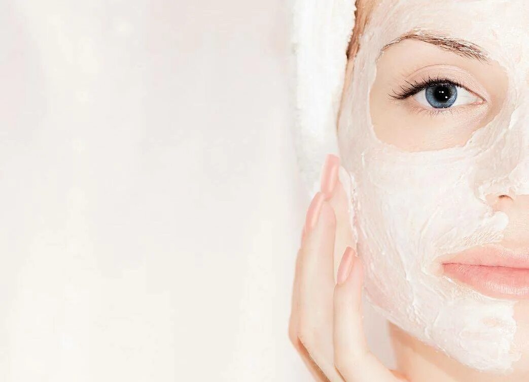 Маска для лица сметана сухая кожа. Маска для лица. девушка в маске для лица. кремовая маска для лица. омолаживающая маска для лица.