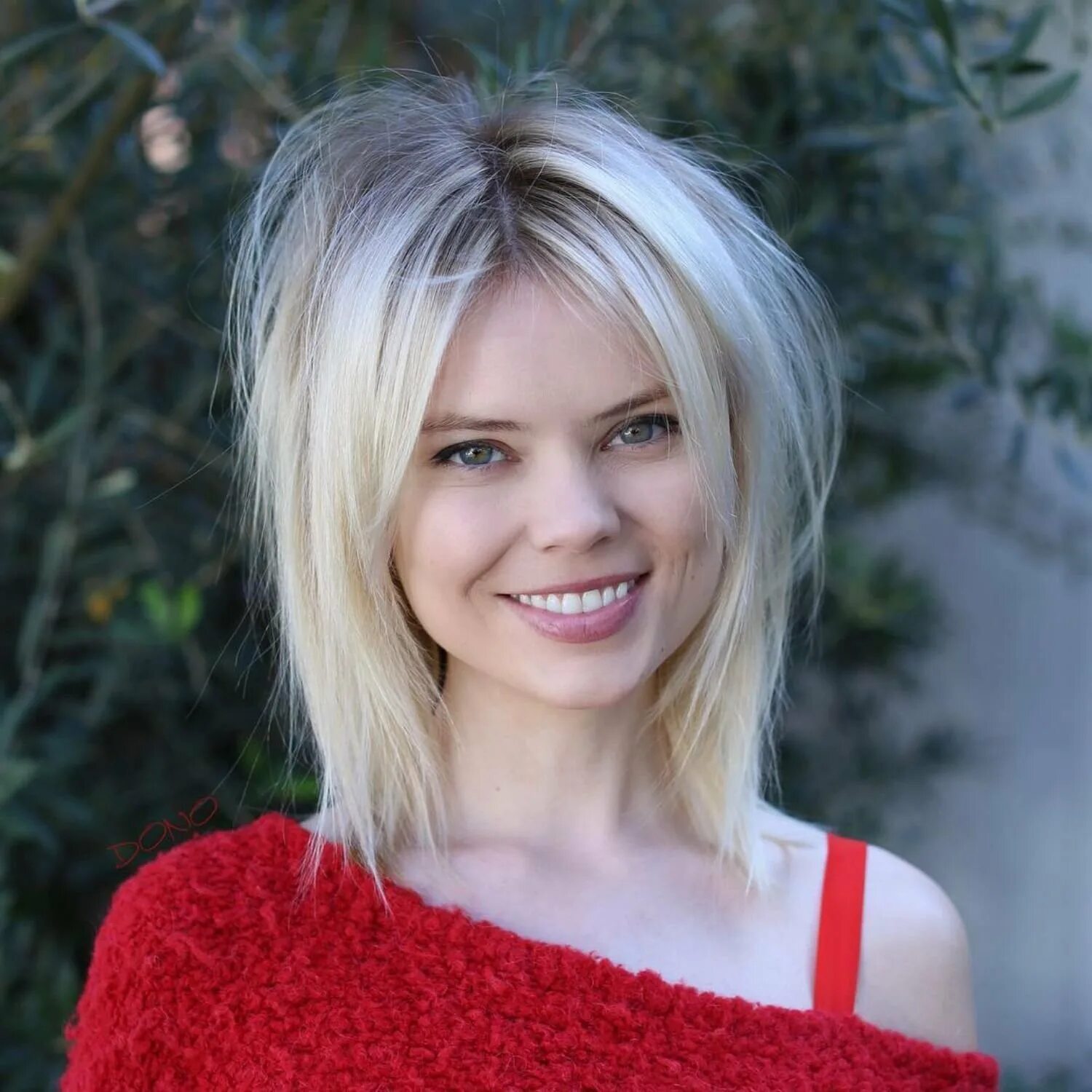 стрижка мэг райан. тейлор свифт 2020. сирижуиина тонкие волосы. стрижка на круглое лицо каре+каскад. стрижки на средние волосы.