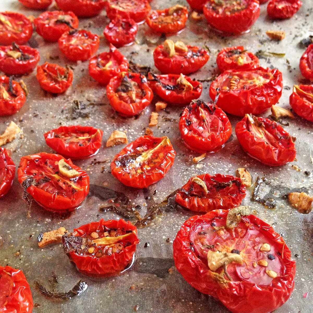 Вяленые томаты рецепт в духовке самый простой. Вяленые помидоры черри. Томаты черри вяленые. Вяленые томаты Италия. Вяленые помидоры черри Ristoris.