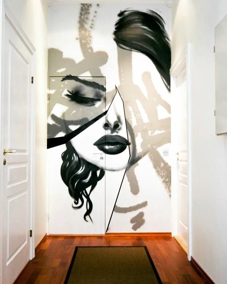Лица на стенах и полу. Роспись стен в разных стилях. Роспись стен девушка. Картина в коридоре на стене. Роспись стен портрет.