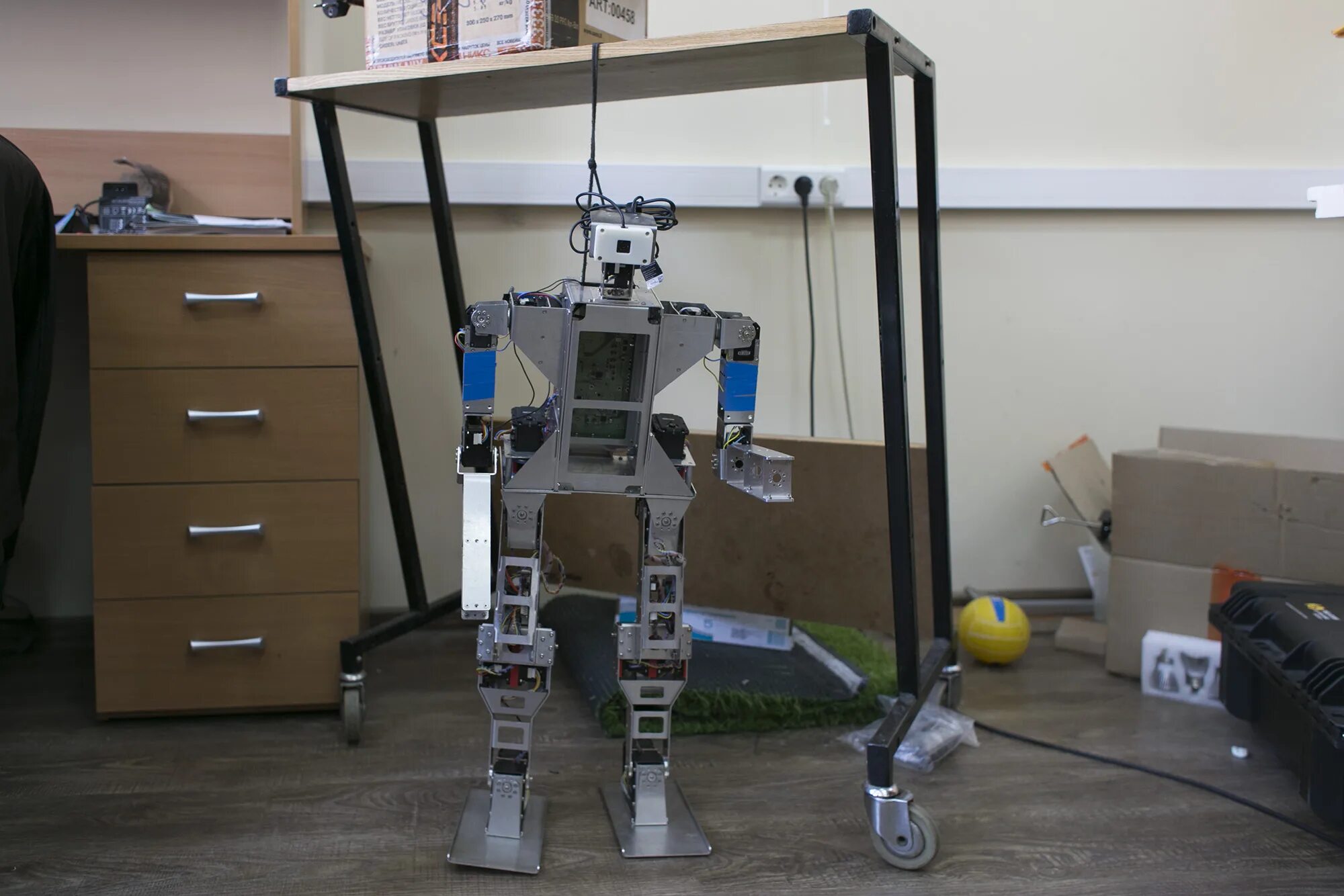 Робот. Собрать робота. Робот который собирается. Собери робота. Первые прототипы роботов