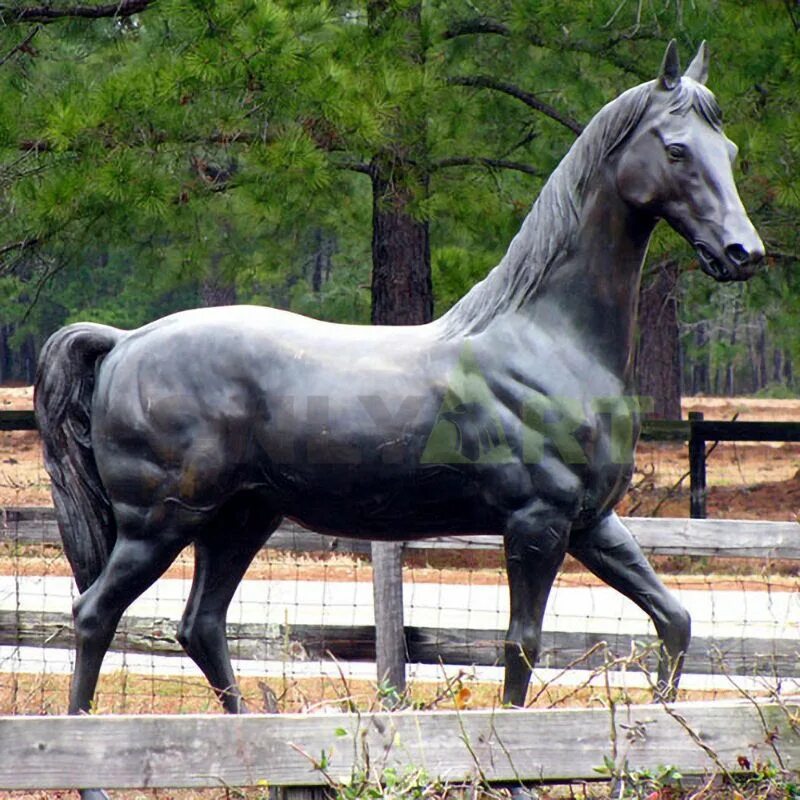 160 лошадей. Скульптура коня. Статуя лошади. Скульптура коня в Воронеже. Скульптура лошади с ячейкой для женщины.
