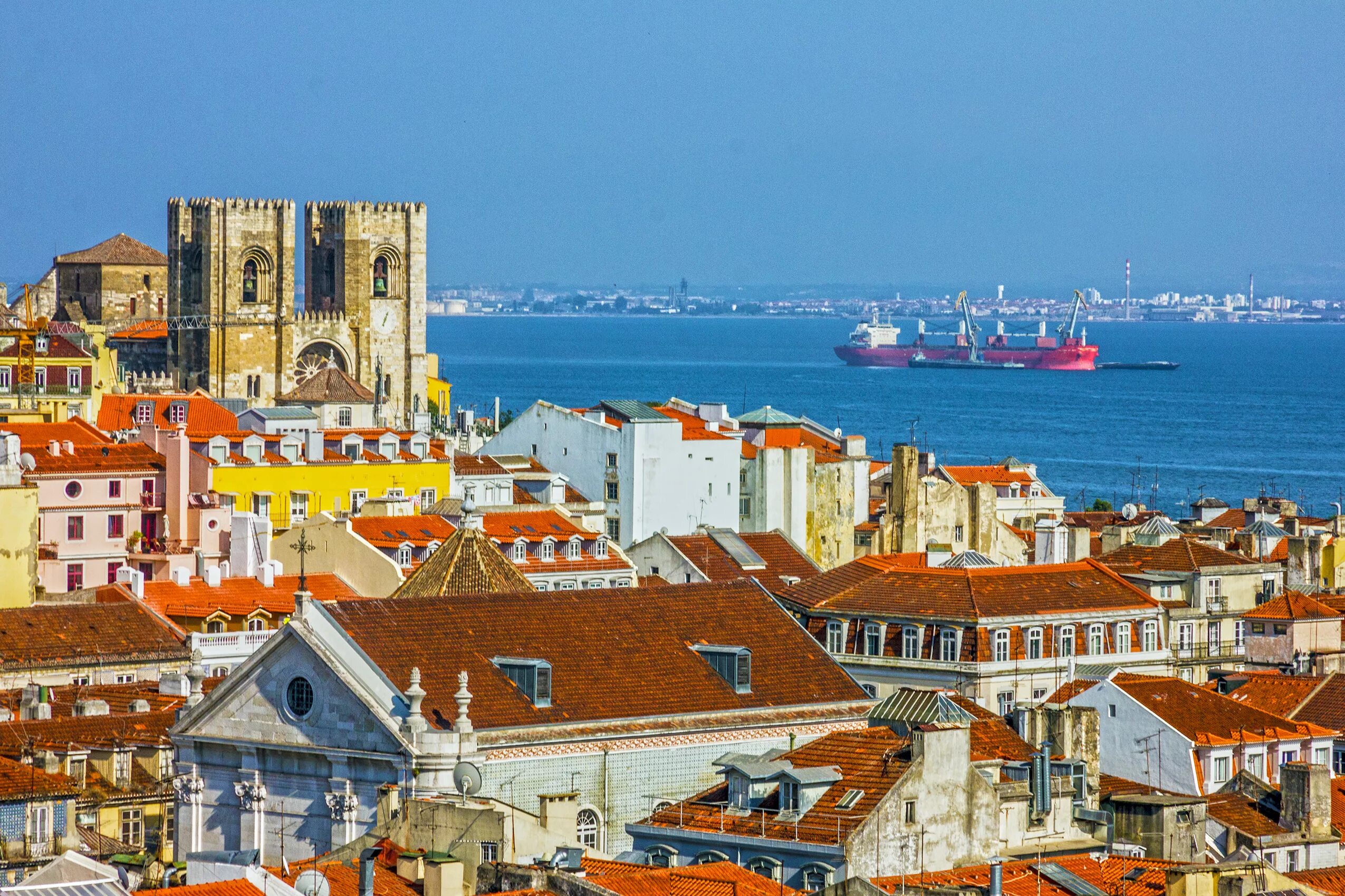 Города около лиссабона. Lisboa. Лиссабон панорама. Lisboa лиссабон. Алфама лиссабон.