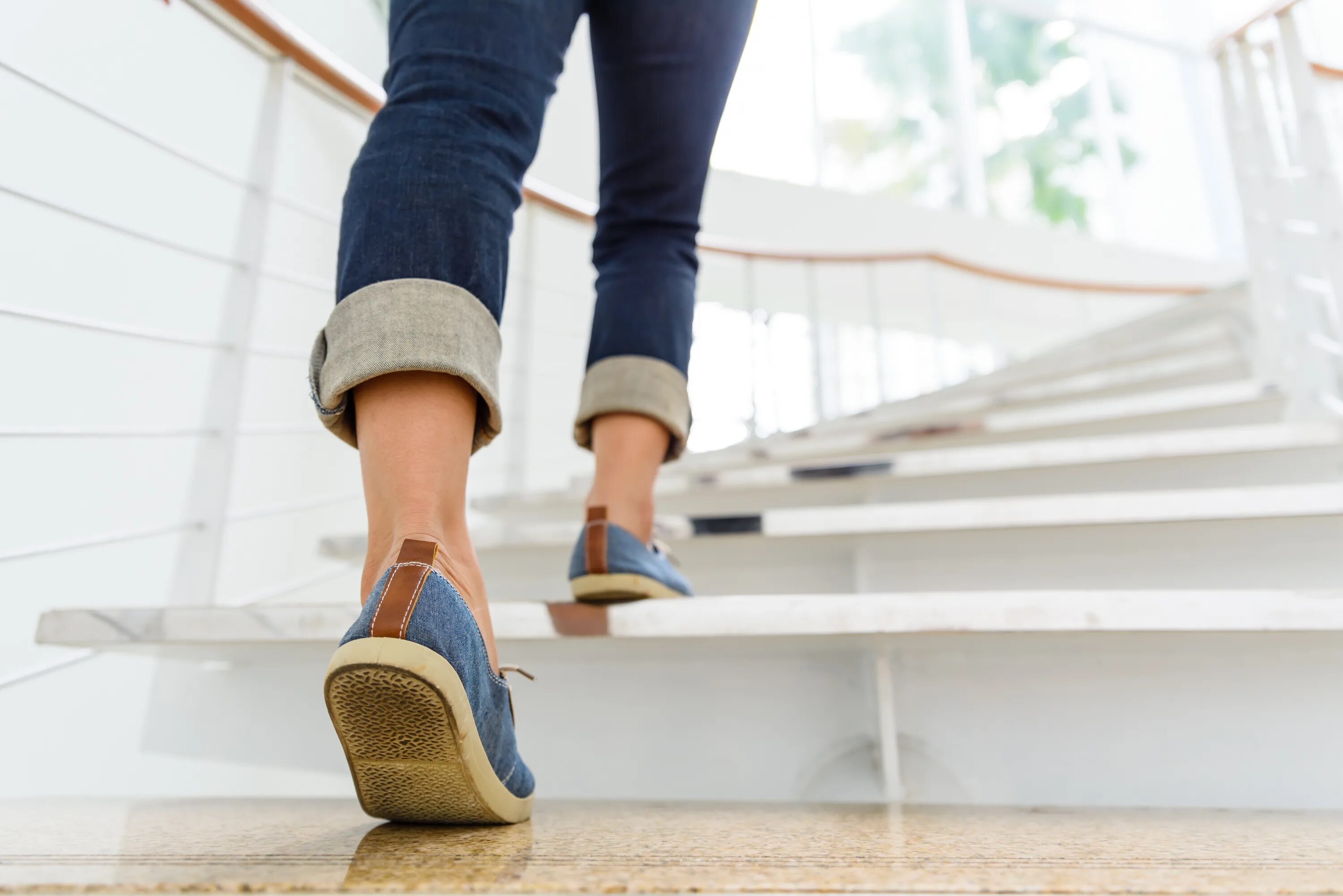 Чем полезно подниматься по лестнице. Ноги идут по ступенькам. Ноги на лестнице. Ходьба по лестнице. Идет вверх ногами.