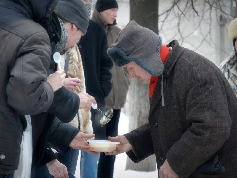 Бескорыстное служение. Помощь ближнему. Помогать нуждающимся людям. Человек помогает бедному. Помощь бедным.