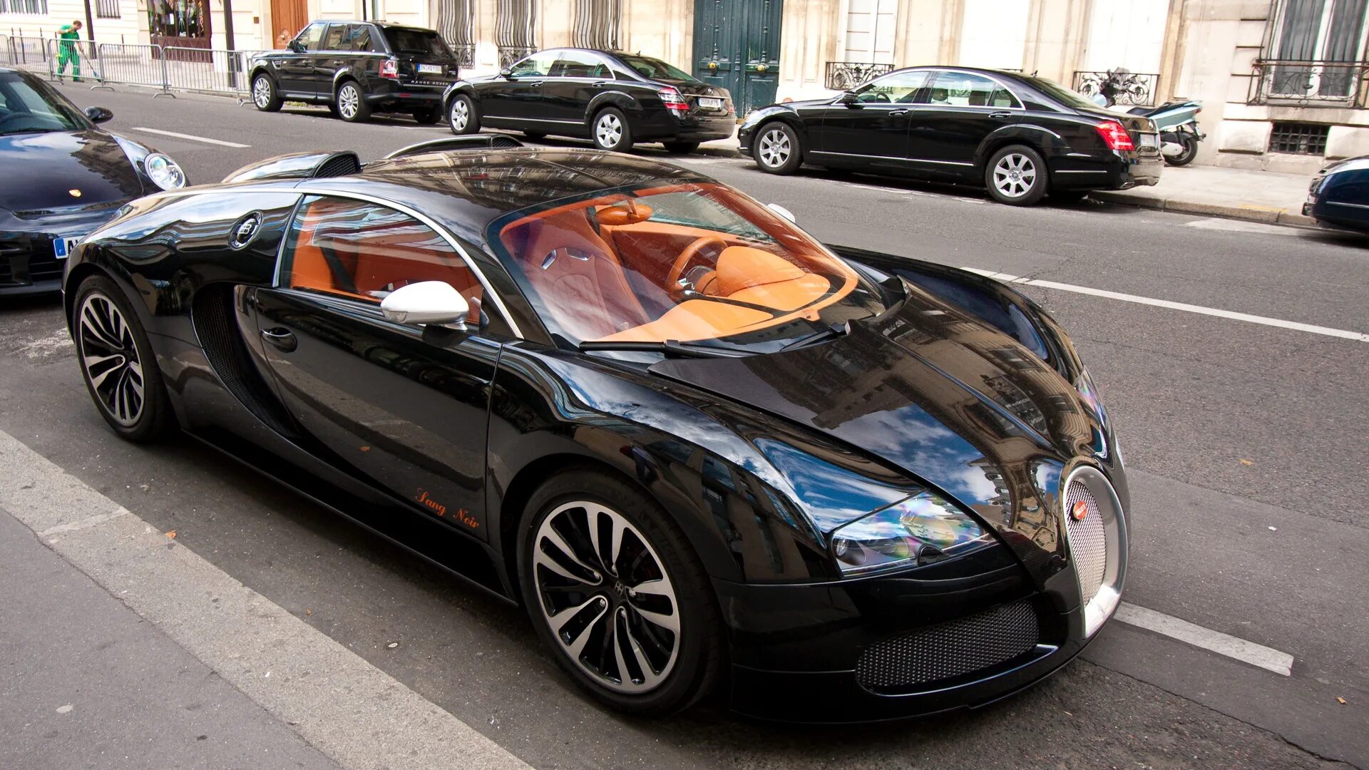 Bugatti в россии. Бугатти Вейрон. Bugatti Veyron Sang Noir. Bugatti Veyron 2000. Бугатти Вейрон в Москве.