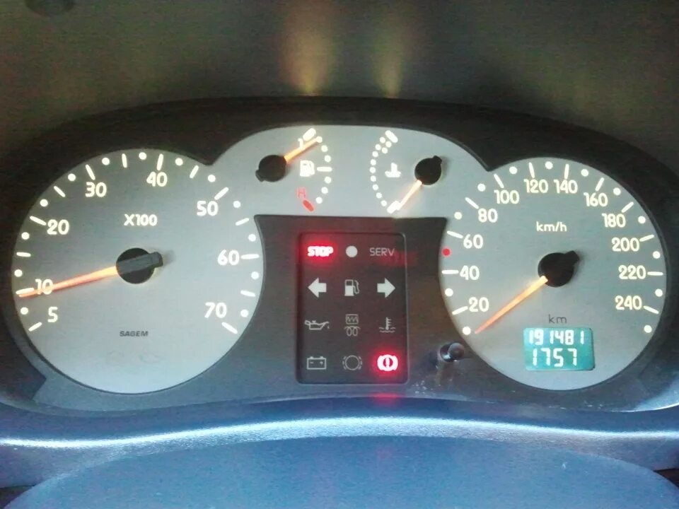 Приборка симбол. Renault symbol 2005 приборная панель. приборная панель рено симбол 2001. рено симбол панель 2008г. рено симбол 2008 приборная панель.
