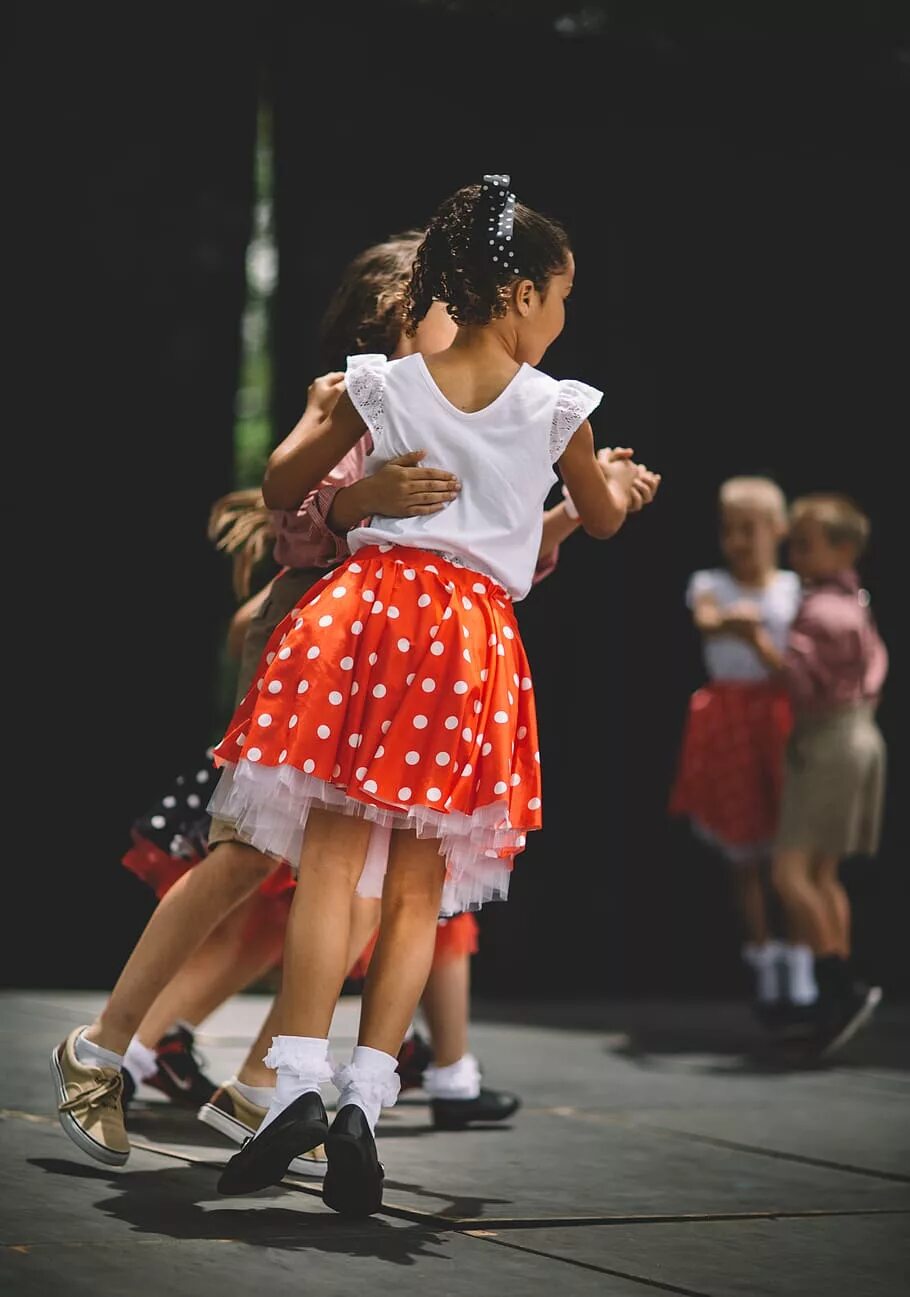 Где малыши танцуют. Танец детство. Детки танцуют. Маленькая девочка танцует. Маленькие детки танцуют.