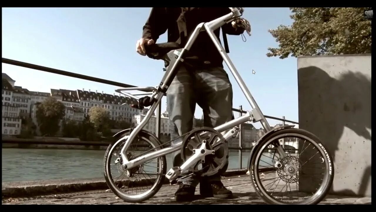 Depth strida. Стрида велосипед. strida folding bike. стрида с мотором. велосипедист на strida.