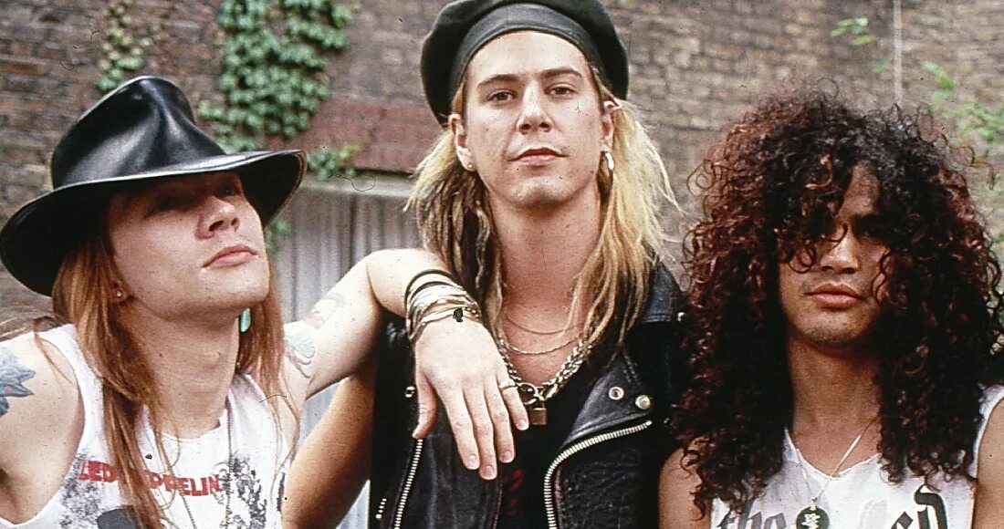 Ганзен роузес клипы. Группа Guns n’ Roses. Эксл Роуз 1995. Солист Ганзен роузес. Гитарист группы Ганзен роузес.
