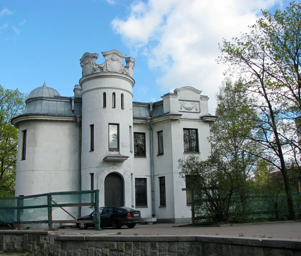Особняк котлова дача шаляпина. Площадь города торез. Универмаг города тореза. Торез здания. Мориса тореза, д.