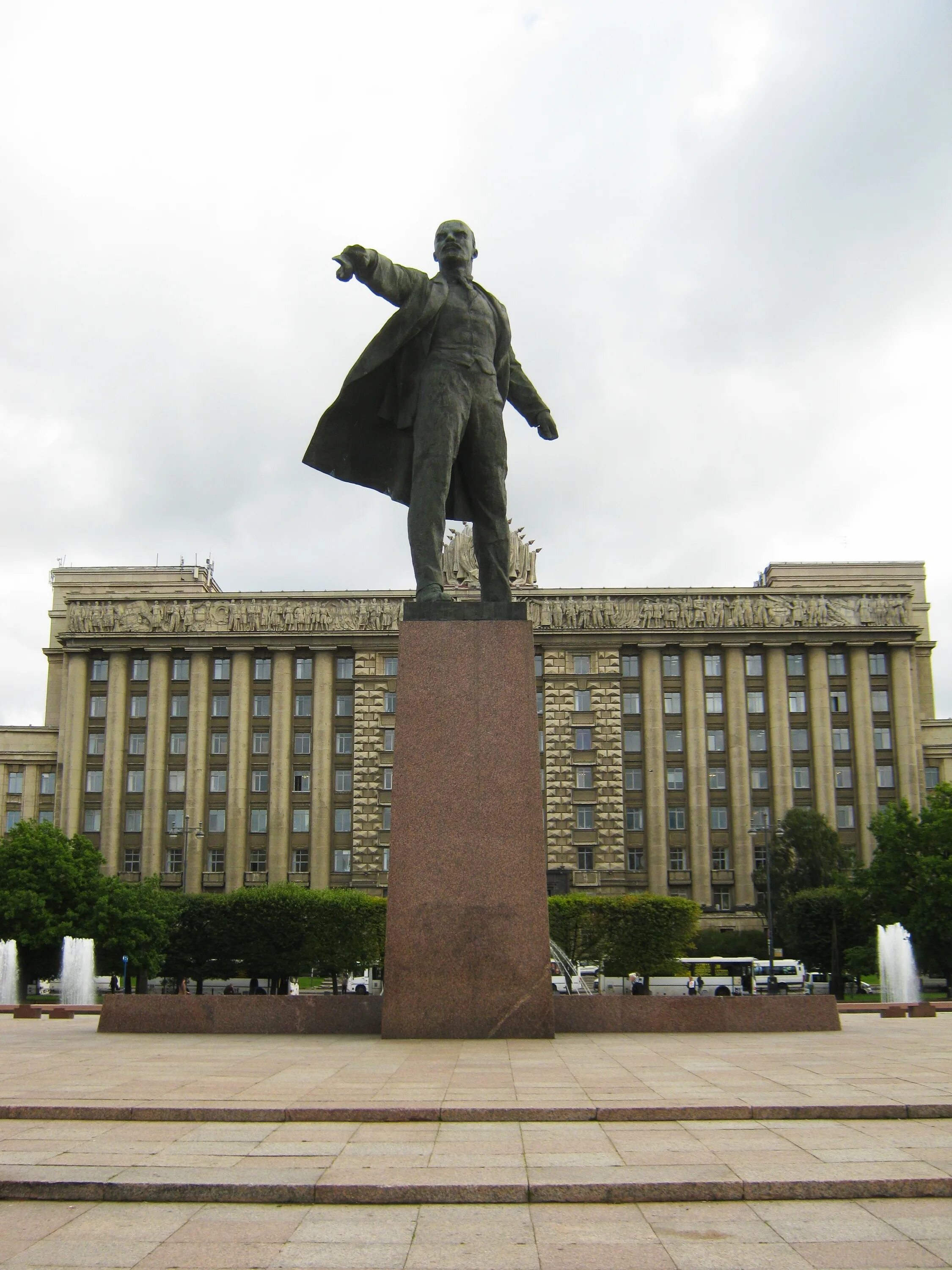 Памятник ленину на московской площади в спб. Метро московская памятник ленину. Памятник ленину в питере на московском проспекте. Памятник ленину у метро московская спб. Дом советов санкт-петербург памятник ленину.