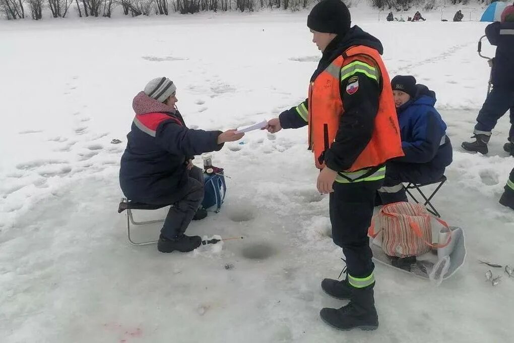 Запрет выхода на лед в саратове. Опасные зимние. Опасности весеннего льда. Лед на пруду. Весенний лед опасен.