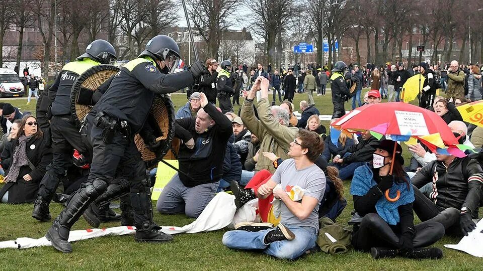 Полиция Франции разгоняет демонстрантов. Протесты в Амстердаме 2022. Нидерланды антиковидные протесты. Разгон демонстрантов вснидерландах. Арест гааги