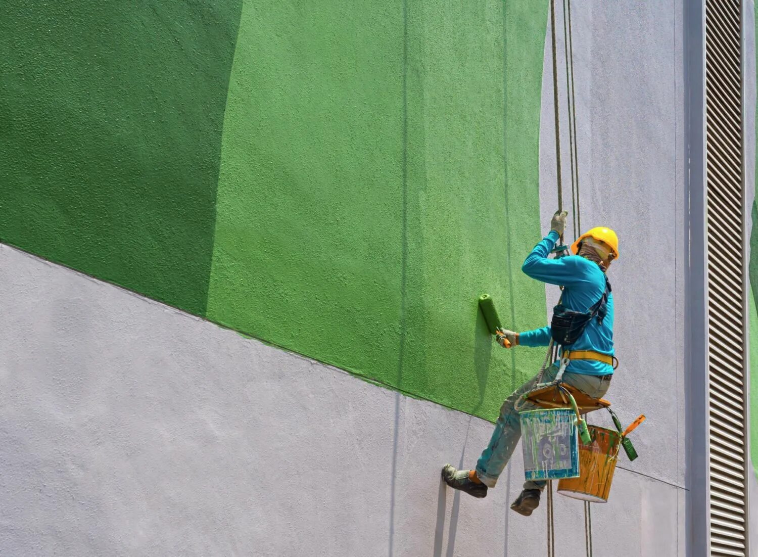Build and paint. Маляр на веревке. покраска стен маляр. штукатур маляр. wall painters on building.