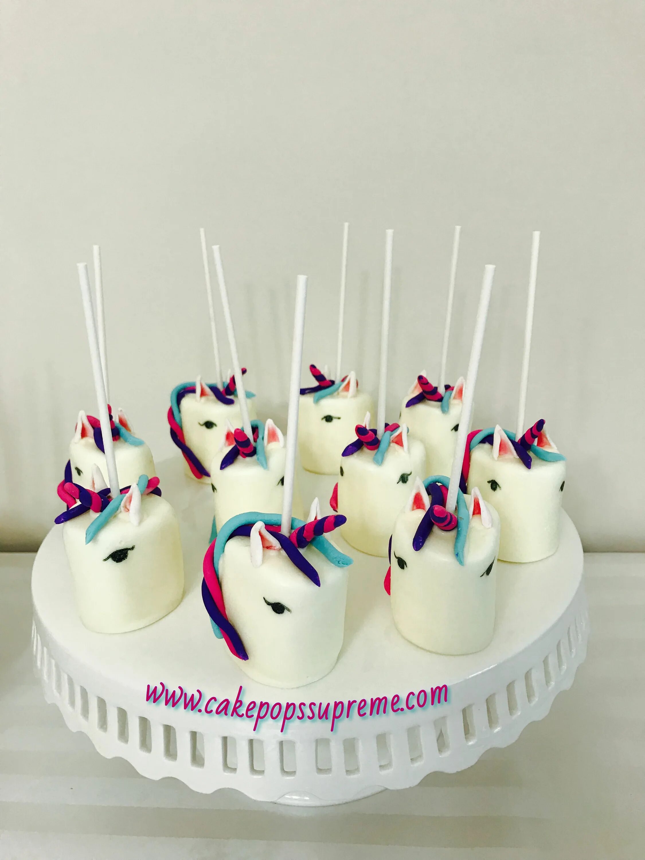 Единорог из маршмеллоу. Хайлайтер юникорн летс глоу. Торт с единорогом для девочки 6 лет. Маршмеллоу единорог. Попкорн с маршмеллоу.