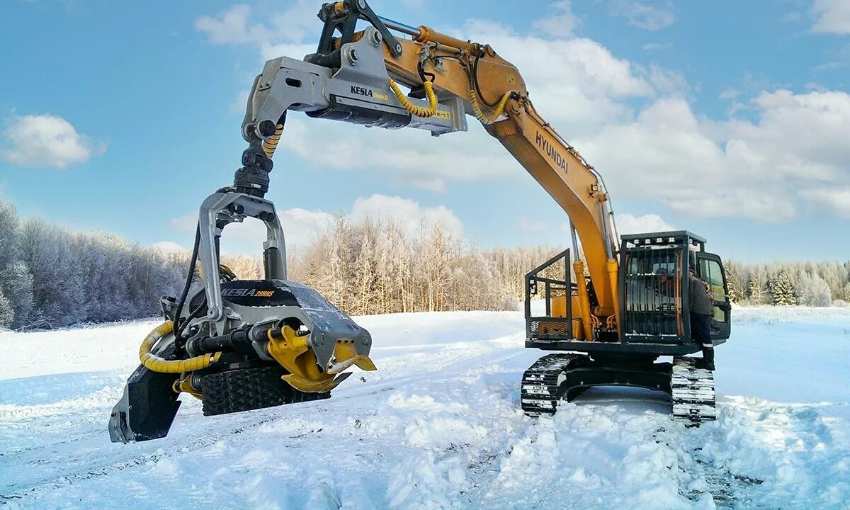 Экскаваторы иркутская область. Volvo ec220dl харвестер. Volvo 220 экскаватор харвестер. Гусеничный харвестер Комацу. Харвестер Вольво 220.