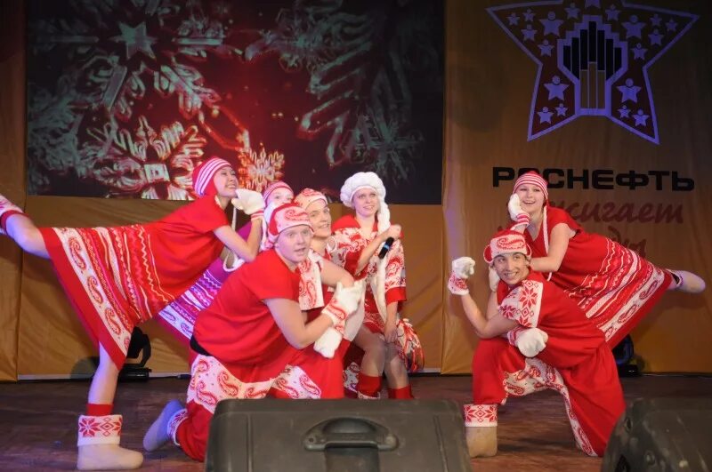 народный танец валенки. новогодние танцы для детей. танец валенки на новый год. танец валенки на новый год. зимний танцевальный костюм.