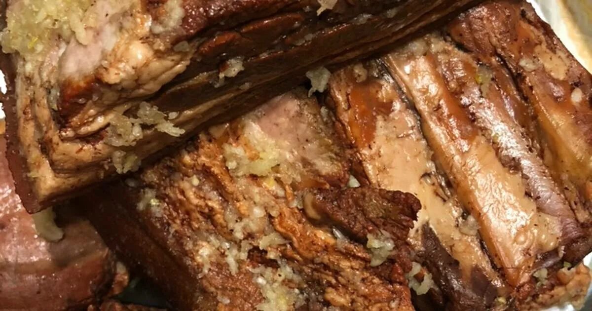 Грудинка вареная в луковой шелухе. Как сварить свиную грудинку в шелухе. Как сварить свиную грудинку в шелухе. Домашняя грудинка в луковой шелухе. Грудинка в луковой шелухе пошаговый.