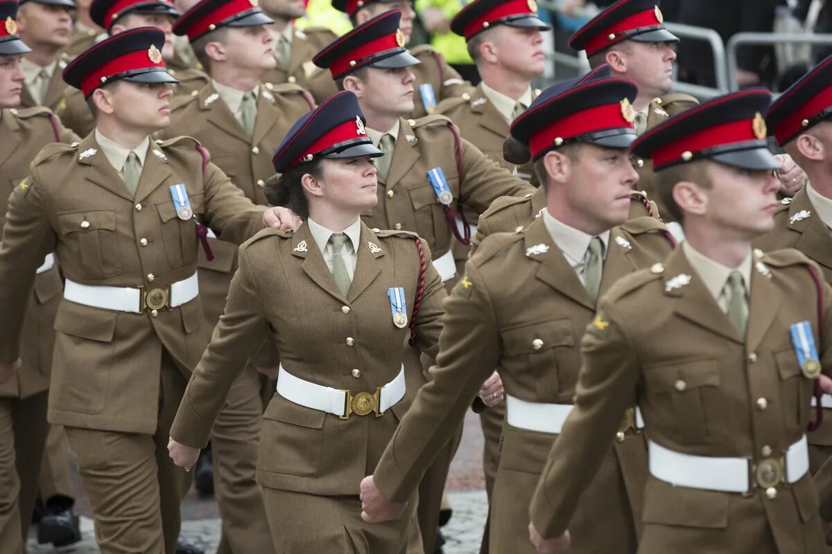 Парадная униформа армии Великобритании. Парадная форма британской армии. Британская парадная Военная форма. Парадная Военная форма Великобритании.