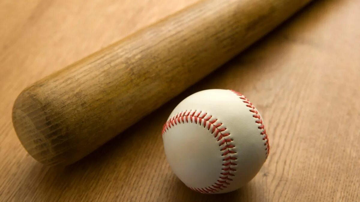 Вопрос про биту и мяч. Крикет лапта Бейсбол. Бейсбольная бита. Бейсбольная бита с мячом. Деревянная бейсбольная бита и мяч.