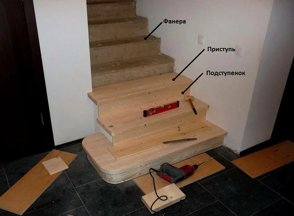 Подступёнок лестницы 2 ступени. Ступени проступи подступенки. Ступени из фанеры для лестницы на металлокаркасе. Облицовка бетонной лестницы деревом технология.