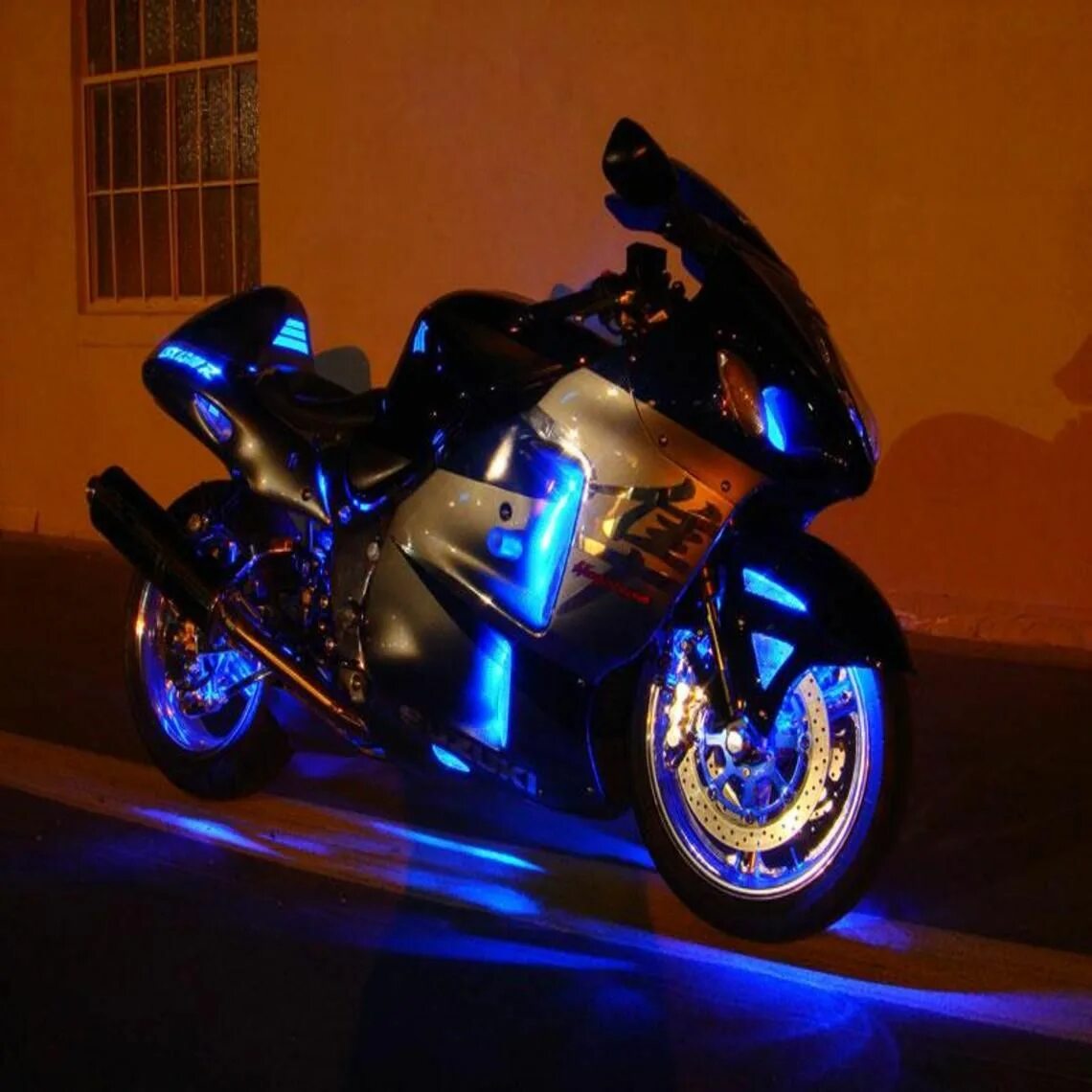 Светящиеся мотоциклы. Подсветка мото Сузуки Хаябуса. Suzuki Hayabusa фиолетовый. Suzuki Hayabusa с подсветкой. Мотоцикл Хаябуса с подсветкой.