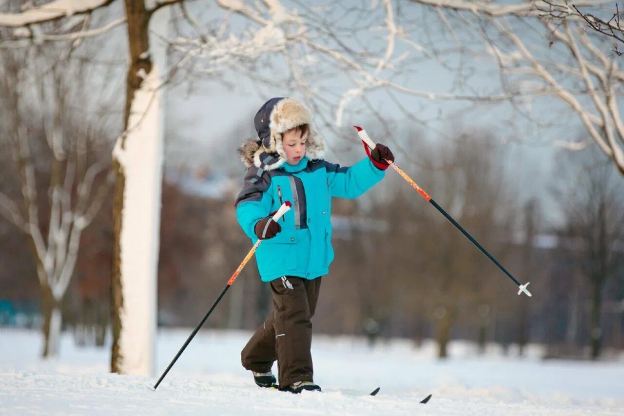 Мальчик на лыжах. Дети на лыжах. Мальчик катается на лыжах. Лыжник с палками.