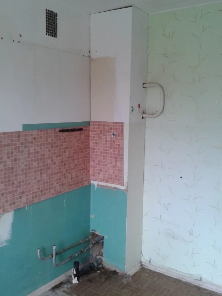 Закрыть трубы в углу. Зашивка труб на кухне. короб для труб на кухне. короб для труб на кухне в углу. декоративный короб для труб на кухне.
