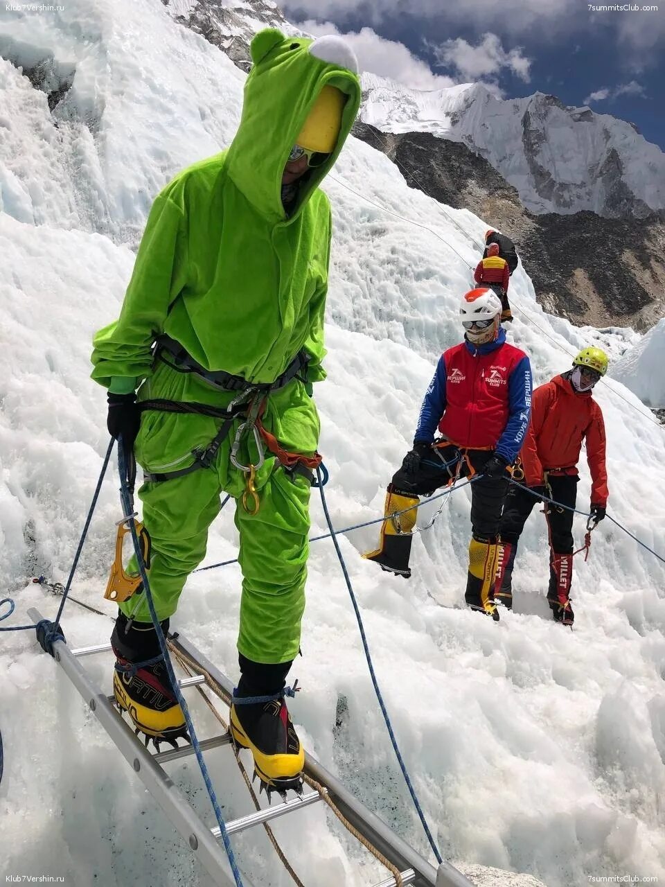 7 вершин эверест. Восхождение на эверест штурм вершины. Лагерь 7 вершин на эвересте. Эверест тим скоренко. Вершина эвереста альпинист 7 вершин абрамов.