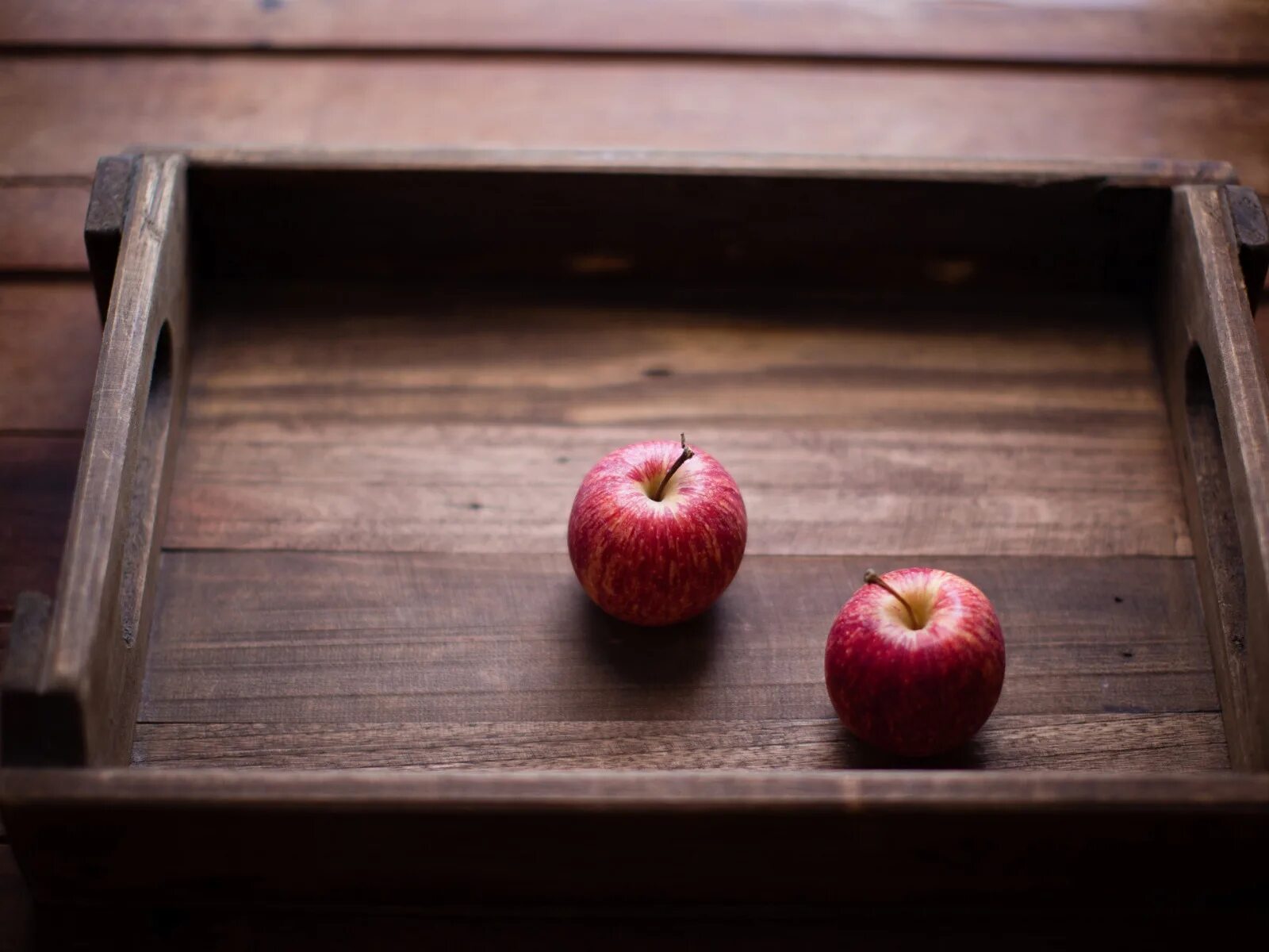 2 яблока. Два яблока на столе. Несколько яблок на столе. Яблоко фото. Два яблока на деревянном столе.