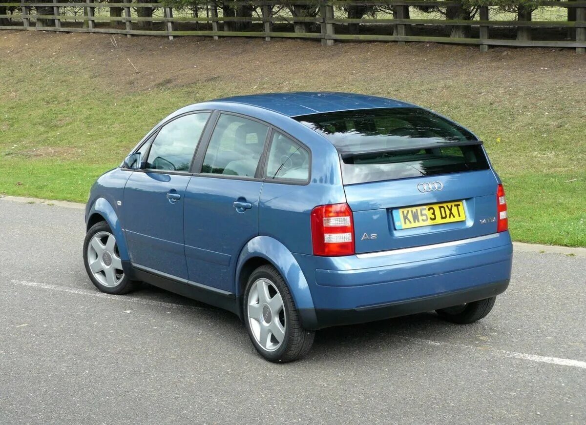 Ауди а2 салон. 4 бензин. Ауди а2 1. Audi a2 2000. Грязезащита ауди а2.