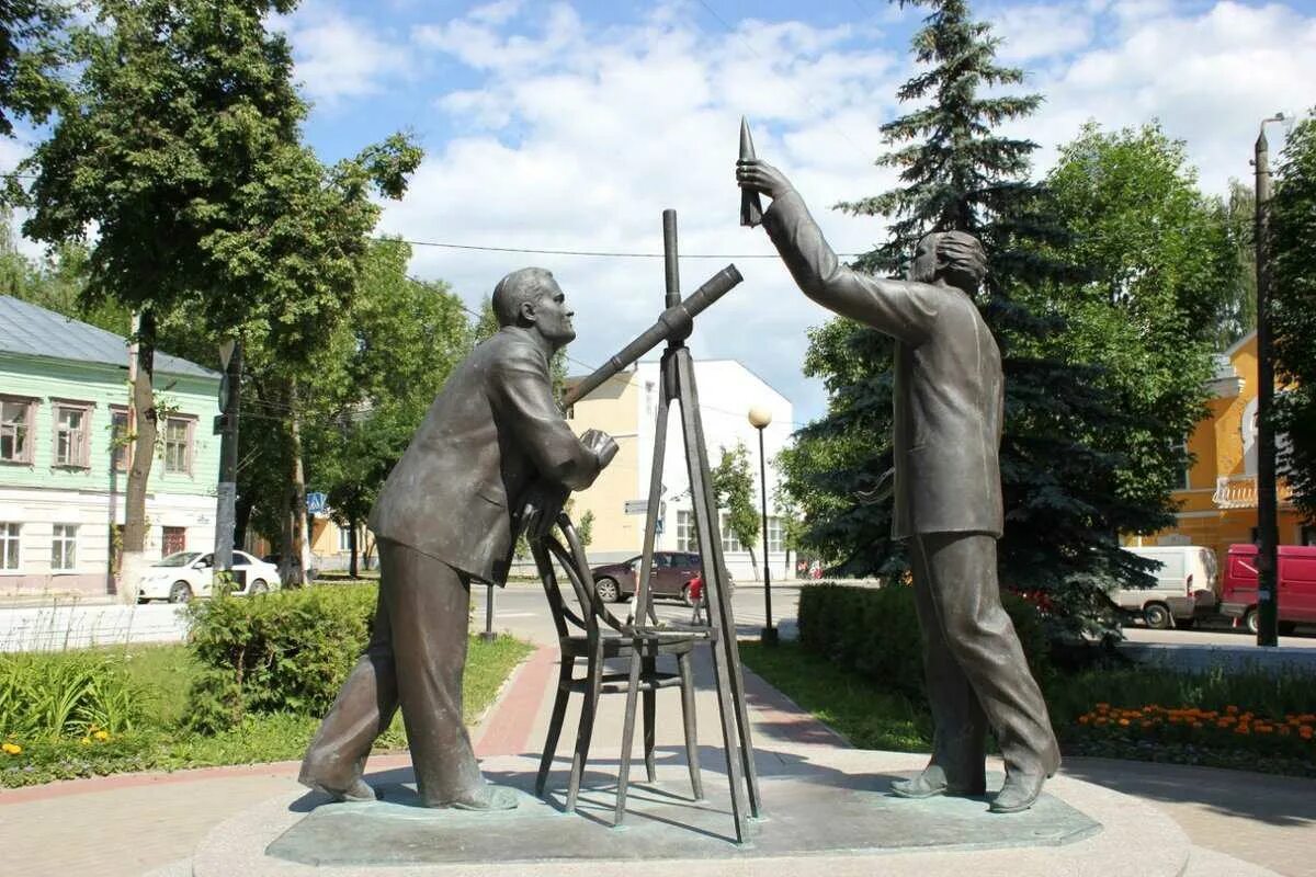 Какие памятники есть в калуге. Памятник Циолковскому в Калуге. Калуга памятник Циолковский и королёв. Памятник Константину Циолковскому (Калуга). Скульптура Циолковского в Калуге.