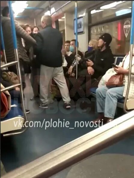 Нападавший в метро. Вагон метро с пассажирами. мужчина напал на женщину в метро. неадекватные пассажиры метро. избиение женщины в московском метро.