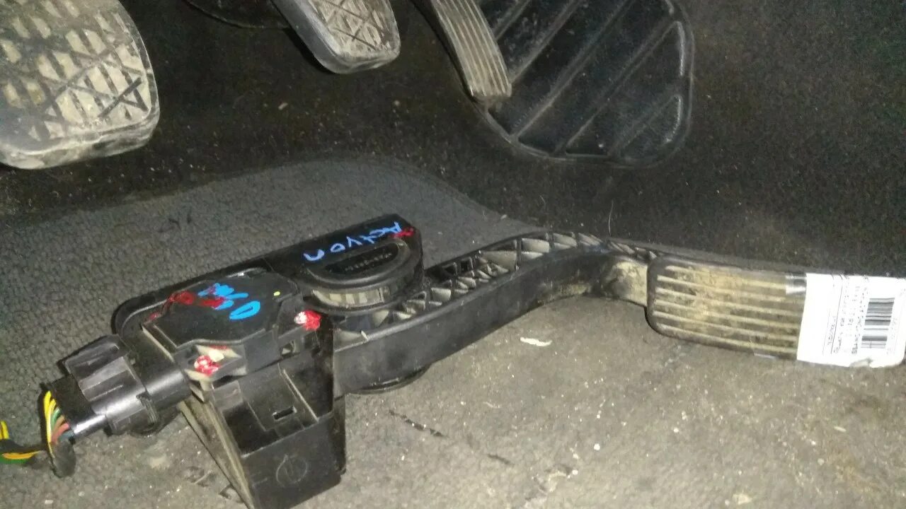 Педали газель некст. Touareg 3uz педаль газа. Дизель не реагирует на педаль. Датчик электронной педали газа приора. Touareg 3uz педаль газа.