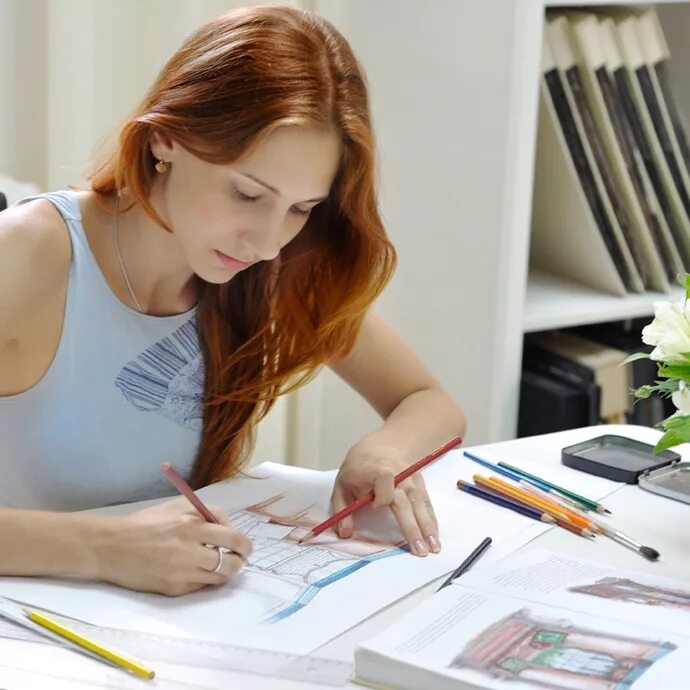 Дизайнер интерьера обучение очное. Девушка дизайнер интерьера. Курсы дизайнера интерьера. Дизайнер интерьера обучение очное. Инструменты дизайнера архитектора.