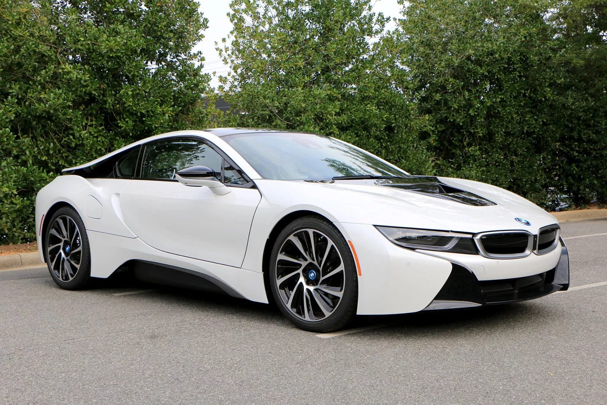 Б в ай 8. BMW i8 2016. BMW i8 белая. БМВ спортивная i8. BMW i8 2018.