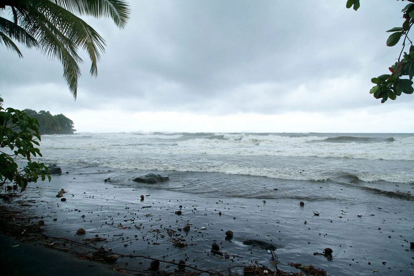 Rain beach. Дождь на острове. Дождь на пляже. Дождь на море. Тропический дождь.