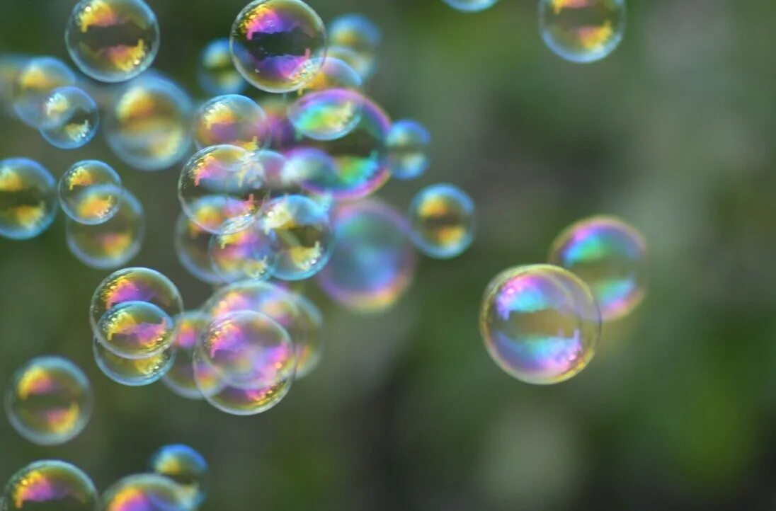 Пузырьки 20. Мыльные пузыри. Цветные пузыри. Мыльные пузыри на природе. Картинки на рабочий стол мыльные пузыри.