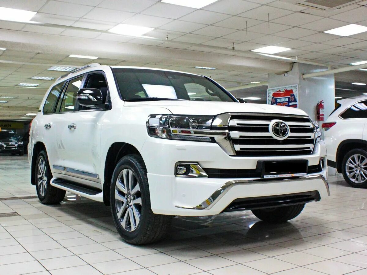 Купить лк 200. Toyota Land Cruiser 200. Тойота ленд Крузер 200 белый 2017. Toyota Land Cruiser 200 2016 белый. Тойота ленд Крузер 200 2016 белый.