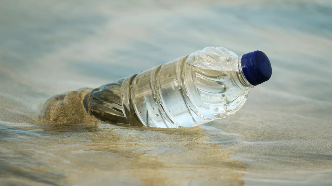 Пластиковая бутылка для воды. Пластиковая бутылка в море. Бутылка в реке. Грязная бутылка. Почему бутылка наполнена водой